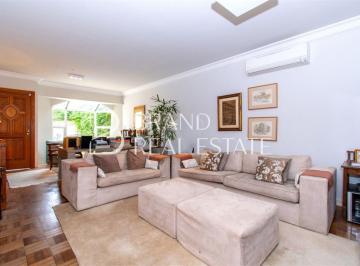 Casa · 128m² · 3 Quartos · 2 Vagas · Charmosa casa com acabamentos de primeira, localizada na Vila Nova Conceição.