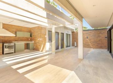 Casa · 350m² · 3 Quartos · 4 Vagas · Casa com 350 m², 3 quartos sendo 3 suítes à venda no bairro Jardim Europa.