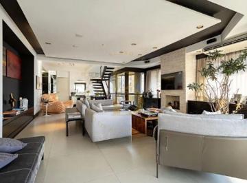 Apartamento · 500m² · 3 Quartos · 4 Vagas · Cobertura duplex a á venda de 500 m², com 03 suítes, piscina e 04 vagas no bairro Real Parque.