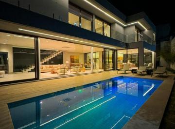 Casa · 540m² · 4 Quartos · 4 Vagas · Casa de condomínio com 540 m², 4 quartos sendo 4 suítes à venda em Alphaville.