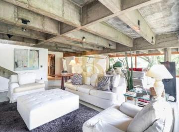 Casa · 777m² · 5 Quartos · 6 Vagas · Casa de vila com 777 m², 5 quartos sendo 2 suítes à venda no bairro Morumbi.