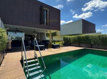 Casa · 347m² · 4 Quartos · 5 Vagas · Casa de condomínio com 347 m², 4 quartos sendo 4 suítes à venda no bairro Villa Fasano dos Lagos.