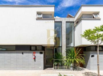 Casa · 450m² · 4 Quartos · 4 Vagas · Casa moderna com espaçoso jardim e piscina, localizada no Campo Belo.
