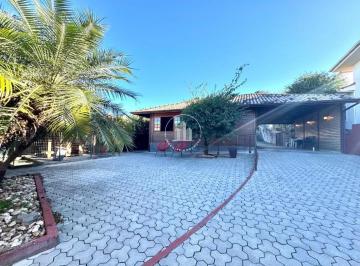 Casa · 230m² · 3 Quartos · 5 Vagas · Casa com 3 quartos, sendo  2 Suítes e 230m² - Centro