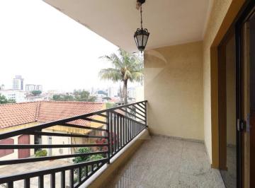 Casa · 220m² · 3 Quartos · 7 Vagas · Sobrado com 3 quartos com suítes, sala, cozinha e 7 vagas de garagem.
