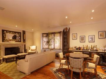 Casa · 598m² · 4 Quartos · 6 Vagas · Casa á venda de 598m² em condomínio, com 04 quartos e 06 vagas no Jardim Petrópolis.