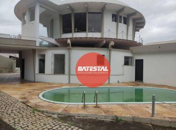 Piscina · Casa Comercial com 2 escritórios e 3 salas + 25 vagas de garagem na Ponta Aguda!