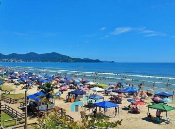 23635444_4.jpg · Apartamento 4 dormitórios frente mar Meia Praia SC