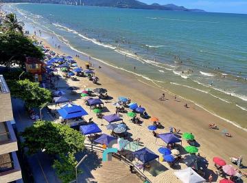 24336755_4.jpg · Apartamento 4 suítes frente mar Meia Praia SC