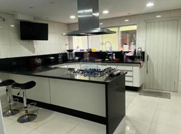 Casa · 312m² · 4 Quartos · 2 Vagas · Seu Novo Lar na Tranquila Vila Nova Carolina!