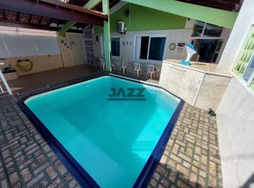 Casa · 201m² · 4 Quartos · 2 Vagas · Encantadora residência térrea disponível, apresentando 4 quartos e uma edícula nos fundos, com um qu