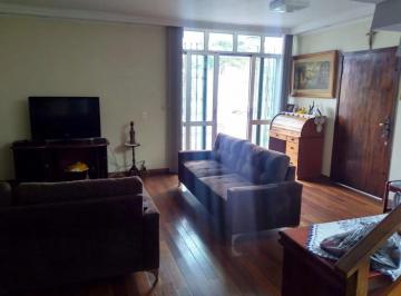 Casa · 385m² · 5 Quartos · 5 Vagas · Sobrado em rua tranquila