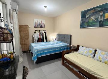 Apartamento · 33m² · 1 Vaga · Kitnet Reformada e Mobiliada na Quadra da Praia, com Elevador e Garagem – Santos/SP