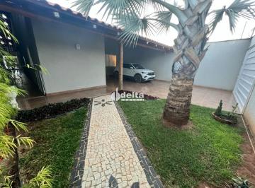 Casa · 400m² · 3 Quartos · 4 Vagas · Casa residencial disponível para venda no bairro Custódio Pereira em Uberlândia-MG.