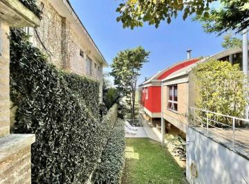 Casa de 3 quartos, Cotia · Excelente casa contemporânea à venda em condomínio no miolo da Granja Viana