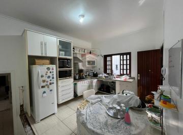 Casa · 184m² · 3 Quartos · 2 Vagas · Sobrado - 3 quartos, cozinha, sala de jantar, sala de estar, quintal, churrasqueira, 2 vagas.