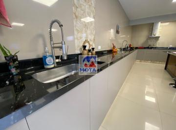 Casa · 256m² · 4 Quartos · 2 Vagas · Casa com Loja à venda no Centro de Guaratuba – PR