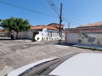 Casa · 107m² · 3 Quartos · 3 Vagas · Uma casa com varanda e um pequeno quintal