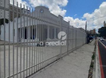 Casa · 582m² · 3 Quartos · Imovel com excelente localizacao, meia quadra da Av. Santos Dumont, vizinho ao Cartorio.