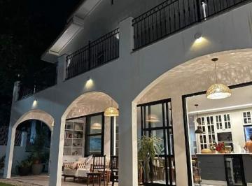 Casa · 264m² · 4 Quartos · 2 Vagas · CASA NA PRAIA DOS AMORES - 4 SUÍTES - 2 VAGAS - PSCINA PRIVATIVA - 264M² DE ÁREA CONSTRUÍDA - 400M²