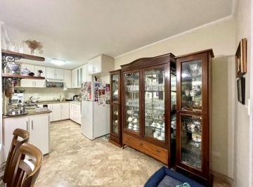 Casa · 200m² · 4 Quartos · 2 Vagas · Casa de 4 quartos e 2 suítes à venda em Mirandópolis, São Paulo-SP: 200m², 2 sal