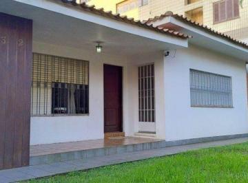 Casa · 208m² · 4 Quartos · 4 Vagas · Casa com 4 quartos, 4 vagas e amplo pátio no Bairro Jardim Lindóia