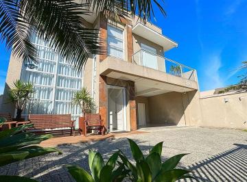 Casa · 230m² · 3 Quartos · 5 Vagas · Sobrado alto padrão com 3 suítes e piscina, a apenas 400 metros da praia – Brejatuba, Guaratuba/PR