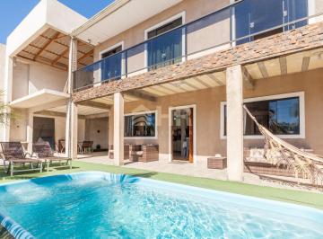 Casa · 220m² · 3 Quartos · 2 Vagas · Sobrado com 03 dormitórios sendo 01 suíte e 02 vag