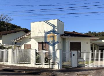 Casa · 214m² · 4 Quartos · 2 Vagas · Linda casa a venda com 4 quartos no bairro Glória em Joinville/SC