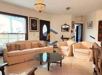 Casa · 214m² · 4 Quartos · 2 Vagas · Linda casa a venda com 4 quartos no bairro Glória em Joinville/SC