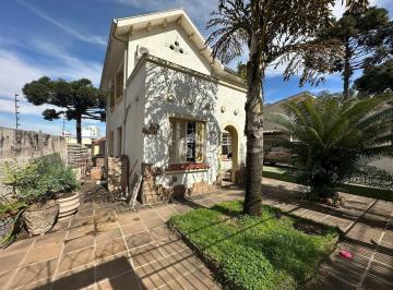 706597_iXXxc8p_706597689a57ac85588.jpg · Casa 4 quartos, 180 m², duas vagas, localizada no bairro Rio Branco, em Porto Alegre