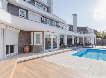 675809_i5c7mW265b_6758096797bf1e2c3be.jpg · Casa com 5 suítes, piscina e 4 vagas de garagem em localização estratégica.