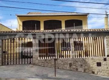 Casa · 230m² · 4 Quartos · 5 Vagas · Sobrado com 5 Quartos, Suíte com Hidromassagem e Espaço Gourmet na Vila Industrial