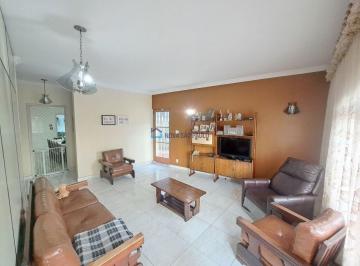 Casa · 206m² · 3 Quartos · 5 Vagas · Casa com 3 quartos e 5 vagas - próximo do Metrô