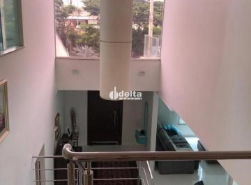 Casa · 463m² · 4 Quartos · 4 Vagas · Casa residencial disponível para locação e venda no bairro Jardim Karaíba em Uberlândia-MG.