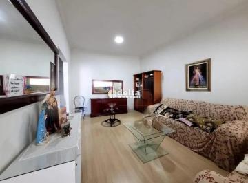 Casa · 240m² · 3 Quartos · 2 Vagas · Casa residencial disponível para venda no bairro Jardim Patrícia em Uberlândia-MG.