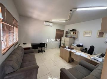 Comercial · 299m² · 4 Vagas · Casa comercial disponível para venda no bairro Granada em Uberlândia-MG