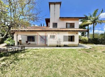 Casa · 255m² · 3 Quartos · 8 Vagas · Cond Vila Velha - Casa 80% TÉRREA, 3 suítes! Lote 1.546m² plano!