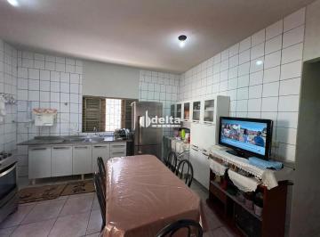 Casa · 250m² · 3 Quartos · 2 Vagas · Casa residencial com 3 suítes, disponível para venda no bairro São Jorge em Uberlândia-MG.