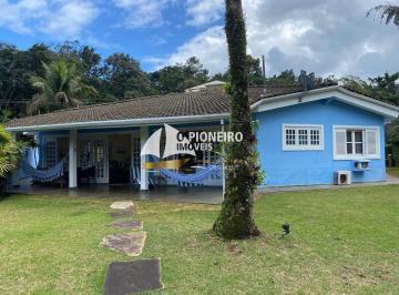 Casa · 400m² · 5 Quartos · 2 Vagas · Casa de condomínio, disponível para locação, a 30 m da praia.