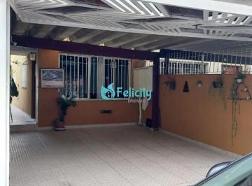 Casa · 211m² · 3 Quartos · 2 Vagas · Sobrado com 3 dorms, 1 suíte, 2 vagas, 211m2 na Chácara Inglesa