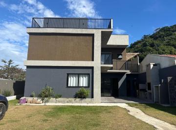 Casa de 5 quartos, Bombinhas · Vende-se casa com 5 dormitórios - Duas casas em uma, prontas para viver e encant
