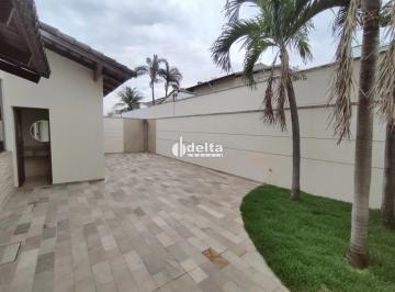 Casa · 262m² · 3 Quartos · 4 Vagas · Casa residencial disponível para locação no bairro Jardim Karaiba em Uberlândia-MG