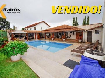 46e5dc9a0bab0d9b12607218798e9161828bda07 · Casa térrea, estilo colonial na QI 13 do Lago Sul. Inf.: (61) 9.8300-2010.