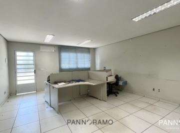 Casa comercial 299,7m² na Rua Major Heitor Guimarães: 10 salas, refeitório e 10 vagas - espaço versátil para o sucesso do seu negócio em Curitiba · Casa Comercial de 299,7m² para Alugar na Rua Major Heitor Guimarães, Curitiba: 1