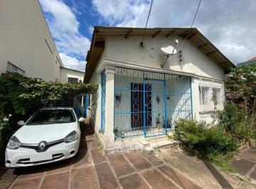 Casa · 180m² · 2 Quartos · 2 Vagas · Ampla casa de 180m² com 2 dormitórios e churrasqueira.