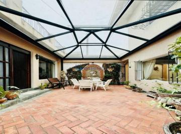 Casa · 320m² · 3 Quartos · 4 Vagas · Casa com 390m², 3 suites, estilo romano, com quintal, solar e terraço.
