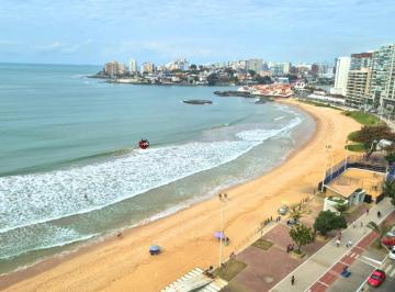 Foto 07 · Apartamento de frente para o mar á venda em Guarapari Es na Praia do Morro com quatro quartos  sendo