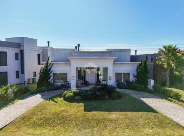 707252_iczgN7ppb59d_707252689f86676a66e.jpg · Casa no Condomínio Riviera em Xangri-Lá, 04 dormitórios, 04 suítes, 02 vagas, piscina
