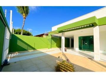 Casa · 171m² · 3 Quartos · 4 Vagas · Casa com 3 quartos, sendo duas suítes à Venda no conj. Ponta Negra. Próximo a Igreja católica.